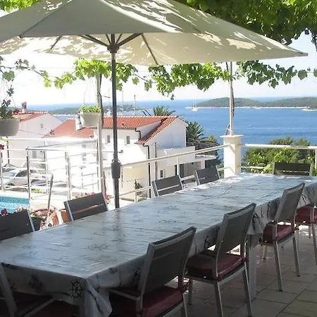 J & B Holiday House Apartment *