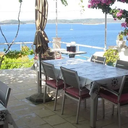 J & B Holiday House Apartment *