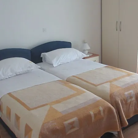 J & B Holiday House Apartment *