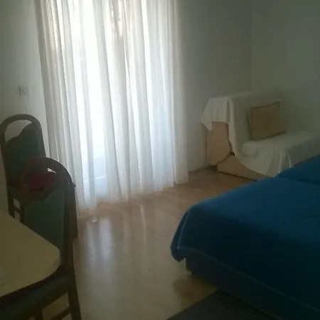 J & B Holiday House *