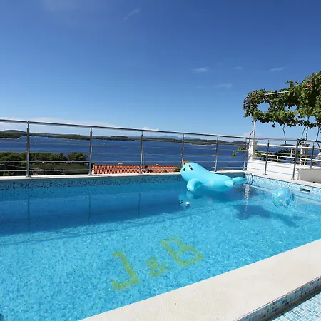 J & B Holiday House Apartment