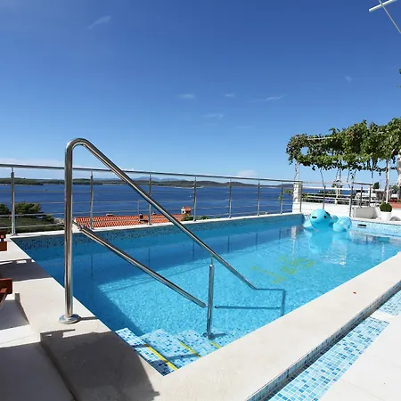 J & B Holiday House *